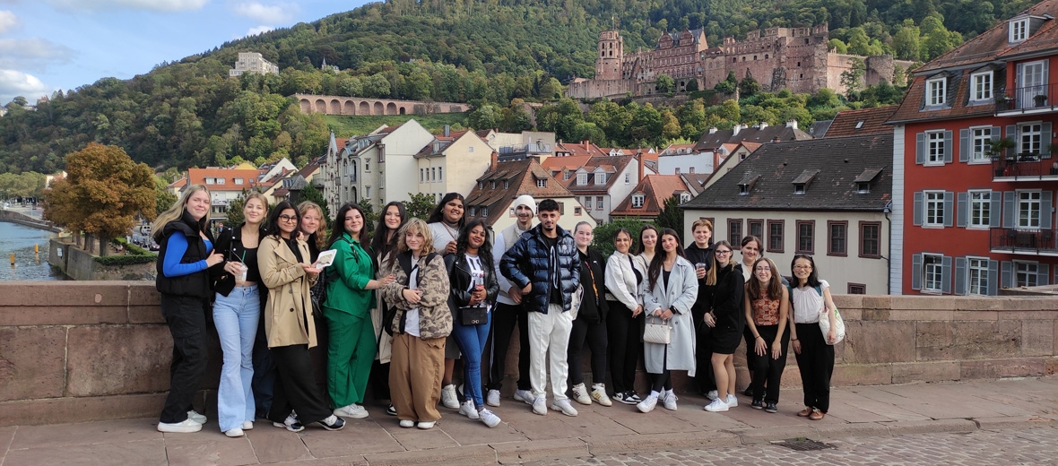 Schulklasse ProGenius Heilbronn auf einer Brücke vor dem Heidelberger Schloss