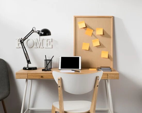 Ein aufgeräumter Schreibtisch mit Licht, Haftnotizen an einer Pinnwand schafft eine optimale Lernumgebung, indem er wenig Ablenkung bietet.