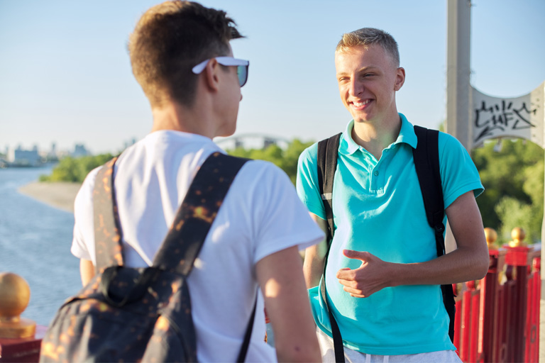 Ein Schüler schließt nach dem Schule-Wechseln Freundschaft mit einem Mitschüler.